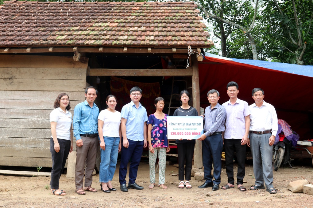 Nữ sinh không bố, mẹ khuyết tật, được tặng nhà và hơn 200 triệu đồng - 2 Nữ sinh không bố, mẹ khuyết tật, được tặng nhà và hơn 200 triệu đồng - 2