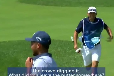Caddie của Xander Schauffele chạy đi tìm gậy cho sếp.
