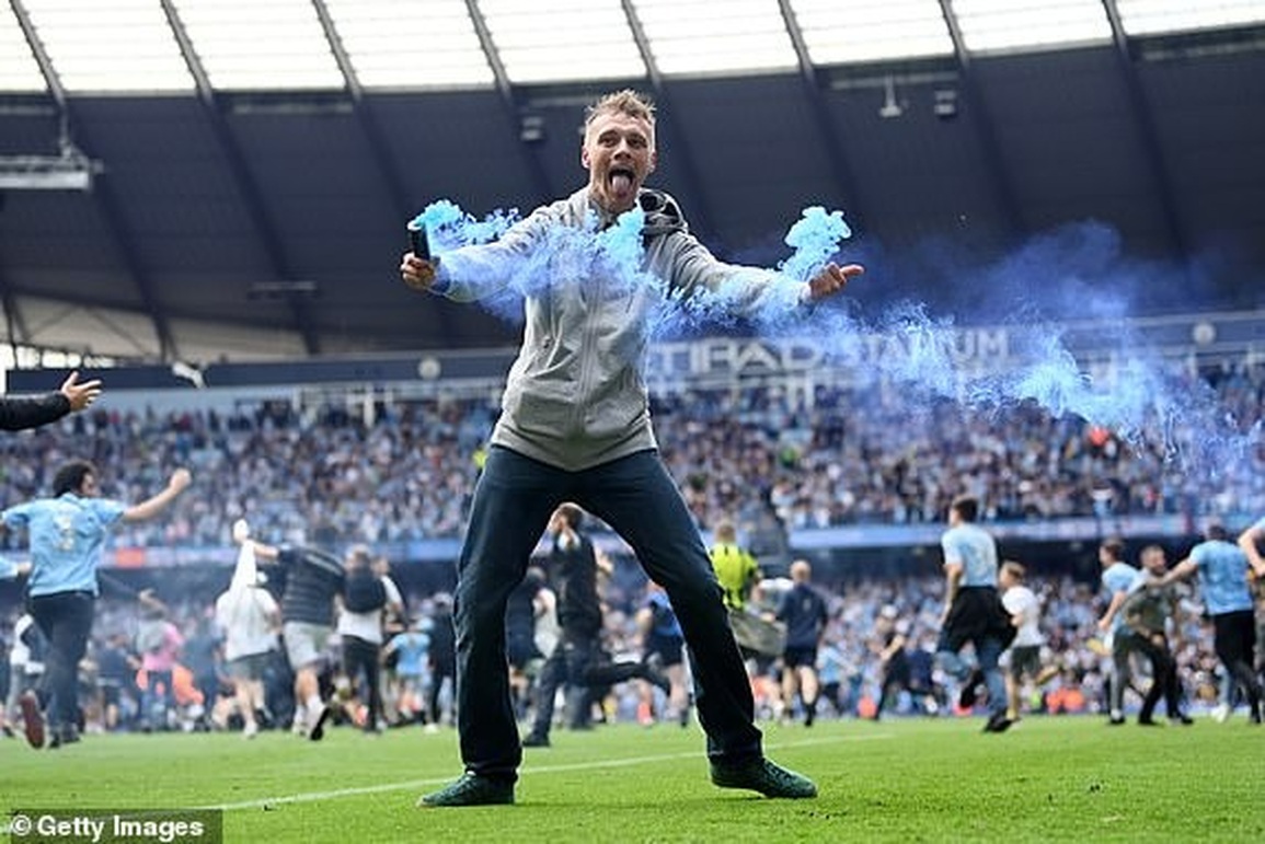 Nhìn lại 5 phút điên rồ giúp Man City giành chức vô địch Premier League - 16