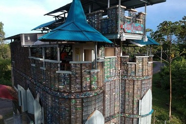 Người đàn ông nhặt chai nhựa làm những căn nhà lạ, chịu được động đất