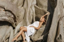 Indonesia trục xuất du khách Nga chụp ảnh khỏa thân dưới cây thiêng