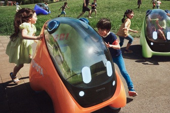 Bạn có dám giao con cho chiếc Toyota tí hon này đưa đi học không?