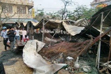 Nửa đêm “bà hỏa” thiêu rụi nhiều gian hàng chợ Đồng Hới