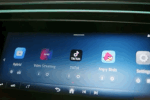 E-Class 2024 có màn hình cực lớn, tích hợp sẵn TikTok và camera "tự sướng"