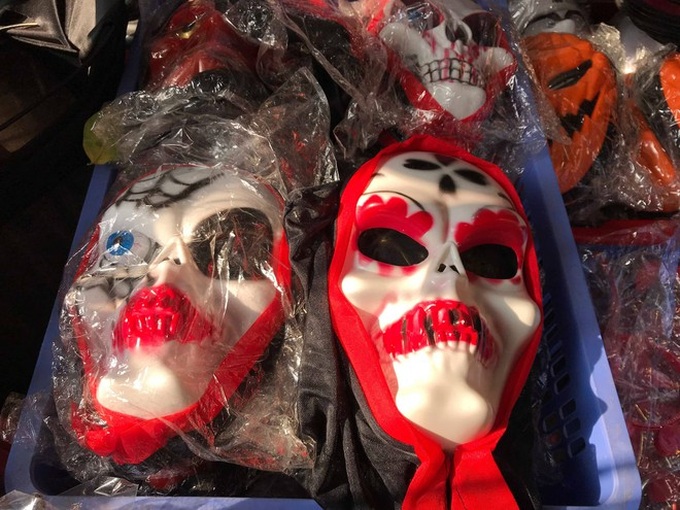 “Ma quỷ” Halloween xuống phố Hàng Mã: Càng kinh dị càng đắt tiền - Ảnh 10. “Ma quỷ” Halloween xuống phố Hàng Mã: Càng kinh dị càng đắt tiền - Ảnh 10.