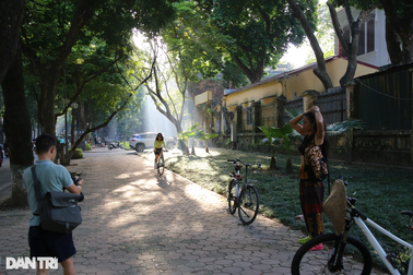 Đông nghịt người "săn nắng" mùa thu trên phố Phan Đình Phùng