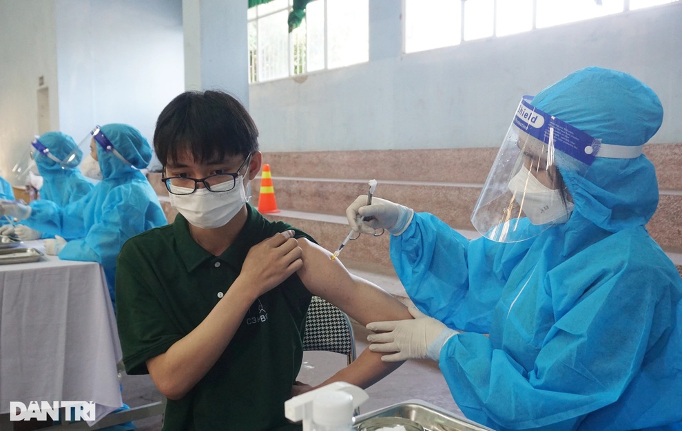 Học sinh Nghệ An háo hức được tiêm vaccine phòng Covid-19 - 5