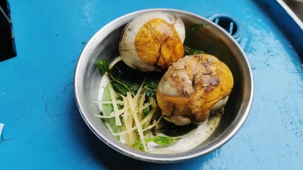 Khách châu Phi nghiện trứng vịt lộn, xuýt xoa lần đầu đi tàu điện Cát Linh - 1 Khách châu Phi nghiện trứng vịt lộn, xuýt xoa lần đầu đi tàu điện Cát Linh - 1