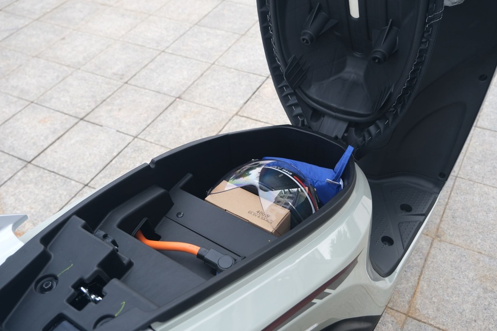 VinFast Feliz bổ sung thiết kế 2 pin, nhân đôi hiệu năng vận hành - 3 VinFast Feliz bổ sung thiết kế 2 pin, nhân đôi hiệu năng vận hành - 3