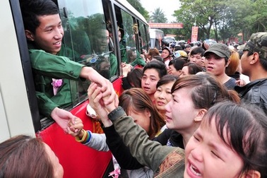 Nụ cười, nước mắt tiễn các tân binh đi bộ đội