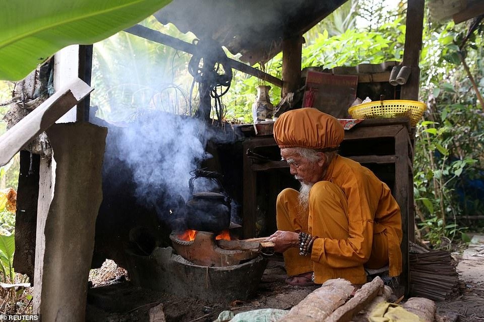 Dị nhân Việt Nam 80 năm không cắt tóc lên báo quốc tế - 4 Dị nhân Việt Nam 80 năm không cắt tóc lên báo quốc tế - 4