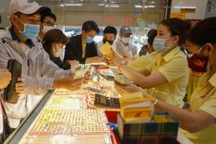 Giá vàng tăng "sốc", vượt 62,5 triệu đồng