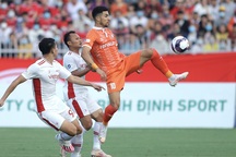 Hoàng Đức lập siêu phẩm vào lưới Bình Định, CLB Viettel bám sát HA Gia Lai