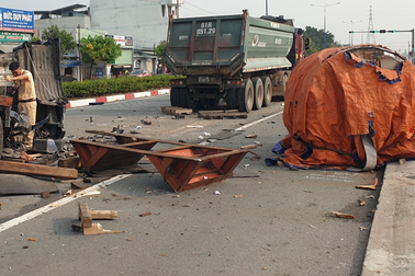 Cuộn tôn nặng hàng chục tấn đè bẹp cabin, nam tài xế trọng thương