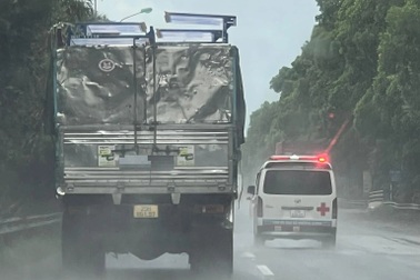 Ô tô tải kiên quyết bám làn trái, xe cứu thương phải tự tìm đường thoát