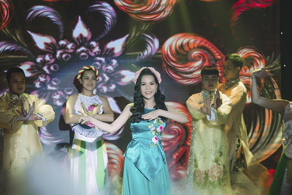 Trúc Thy duyên dáng trong vai trò MC - 2 Trúc Thy duyên dáng trong vai trò MC - 2