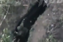 Khoảnh khắc 1 binh sĩ Nga đối đầu hơn chục lính Ukraine