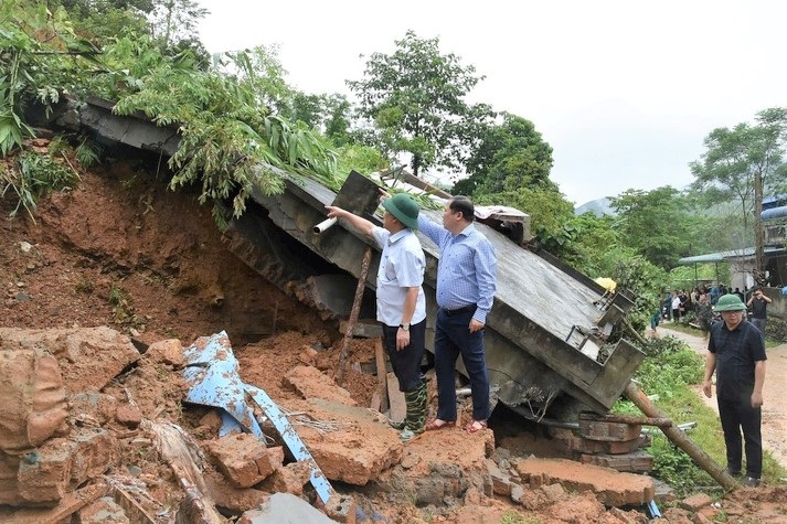 Phó Thủ tướng Hồ Đức Phớc thăm gia đình sập nhà 4 người chết ở Hòa Bình - 2