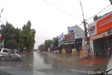 Ô tô "không người lái" lao ra đường, húc đổ xe máy