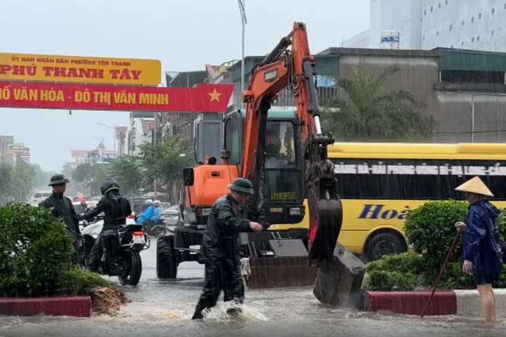 Phá tường rào, dải phân cách đường để xử lý ngập lụt ở Quảng Ninh - 3