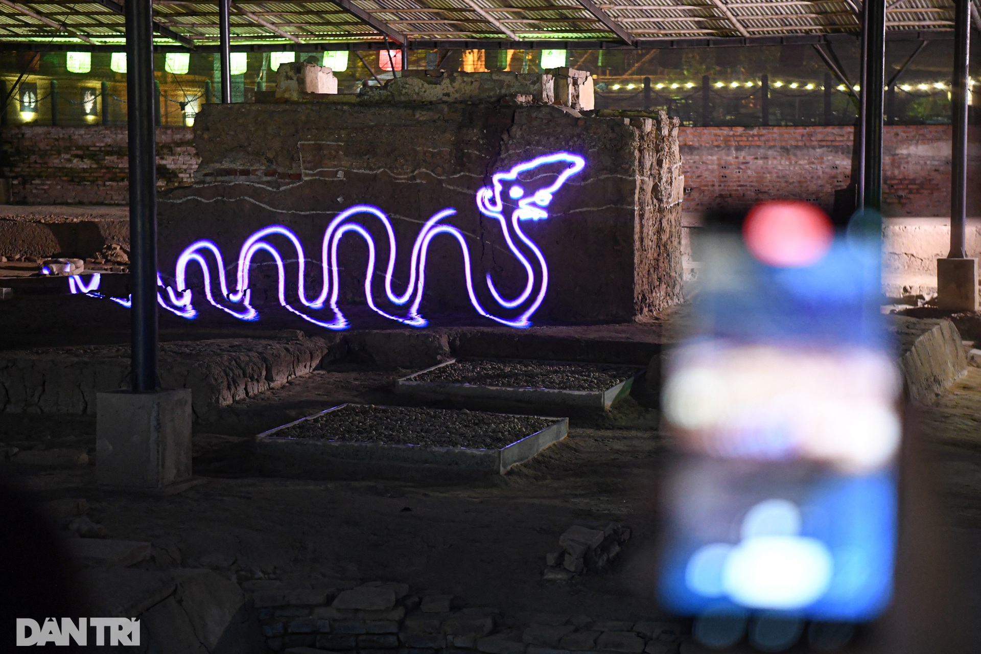 Chong đèn khám phá cấm cung nghìn năm tuổi ngay giữa Hà Nội lúc nửa đêm - 15 Chong đèn khám phá cấm cung nghìn năm tuổi ngay giữa Hà Nội lúc nửa đêm - 15