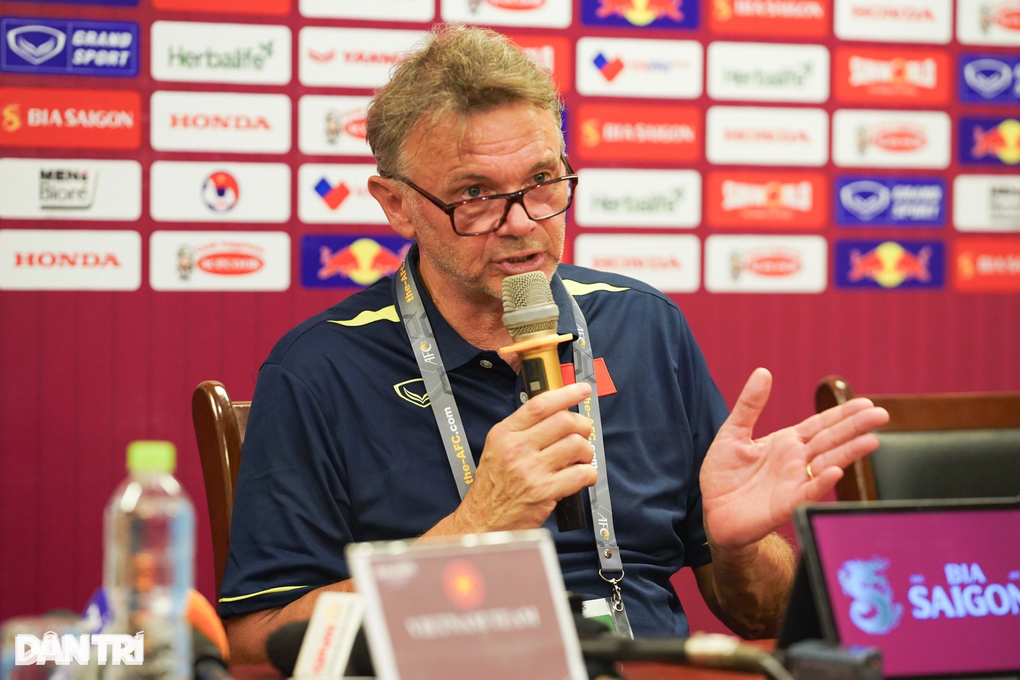 HLV Troussier: Không thể đòi hỏi tuyển Việt Nam hoàn hảo ngay lập tức - 1
