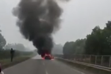 Ô tô bốc cháy ngùn ngụt trên cao tốc Thái Nguyên - Hà Nội