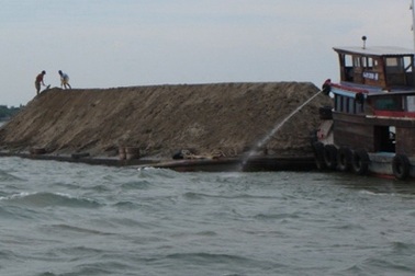 Bí thư huyện điều hành 8 “sân sau” khai thác cát trái phép 