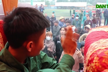 Thanh niên "thành phố Đỏ" náo nức lên đường nhập ngũ