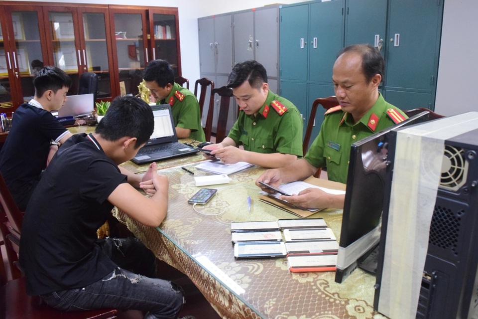 Triệt phá đường dây đánh bạc bằng trò chơi trực tuyến hàng chục tỷ đồng - 4 Triệt phá đường dây đánh bạc bằng trò chơi trực tuyến hàng chục tỷ đồng - 4
