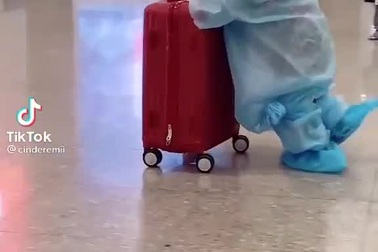 Em bé đáng yêu khi khoác lên mình bộ đồ bảo hộ để phòng dịch