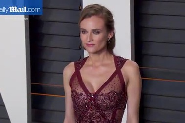 Diane Kruger kiêu sa với váy xuyên thấu