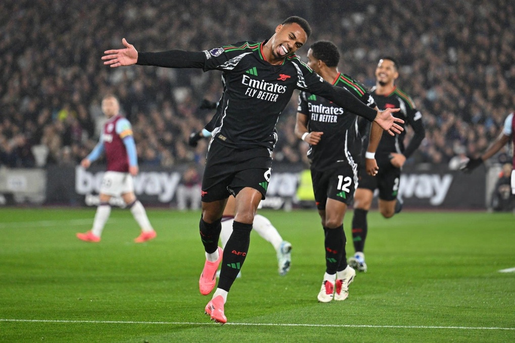 Arsenal thắng tưng bừng trận derby London, vượt lên trên Man City - 1 Arsenal thắng tưng bừng trận derby London, vượt lên trên Man City - 1