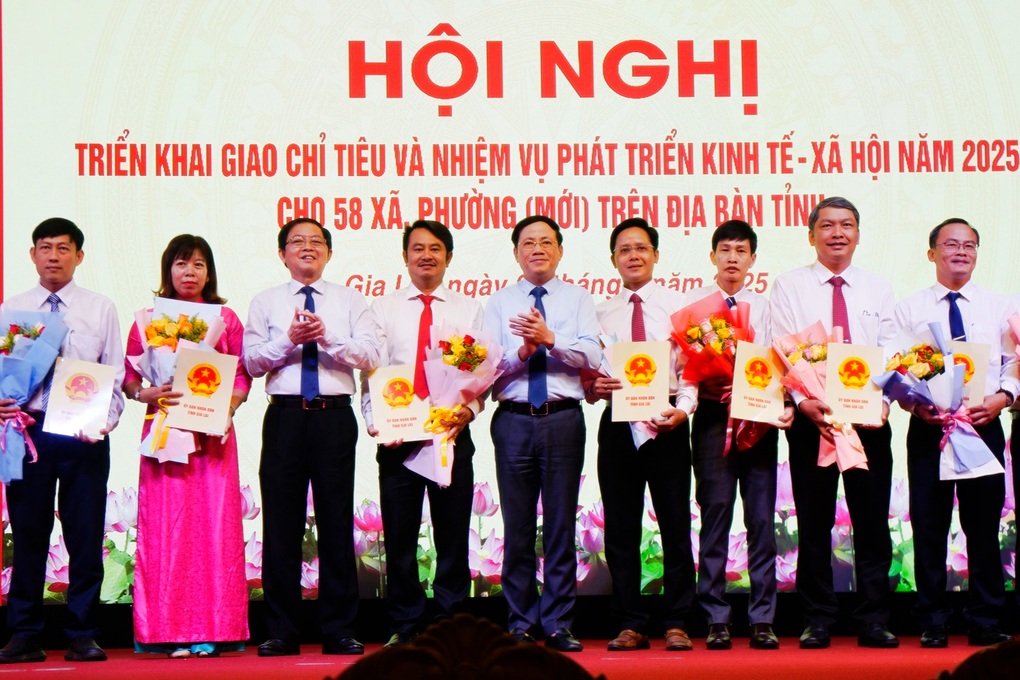 Chủ tịch tỉnh quán triệt giải quyết xong việc cho người dân trong ngày - 2 Chủ tịch tỉnh quán triệt giải quyết xong việc cho người dân trong ngày - 2
