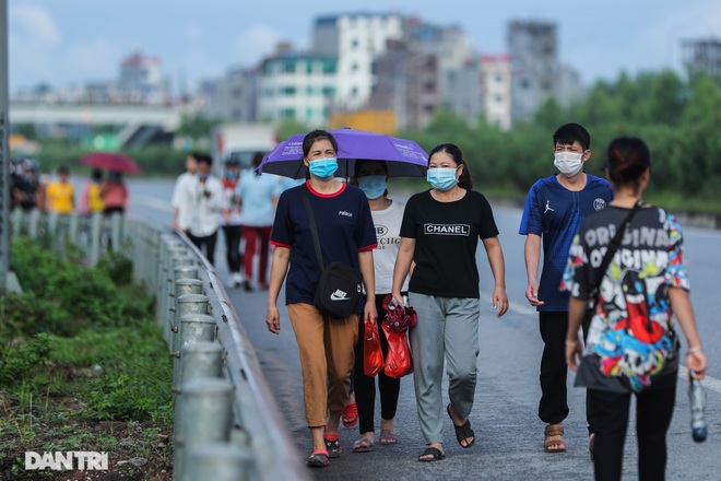 Hàng trăm công nhân ùn ùn băng ngang cao tốc Hà Nội - Bắc Giang - 11 Hàng trăm công nhân ùn ùn băng ngang cao tốc Hà Nội - Bắc Giang - 11