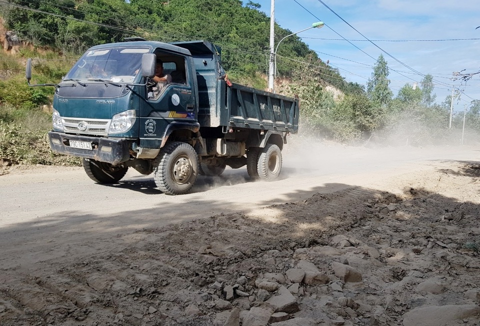 Thi công đường gây bụi mù mịt dịp giáp Tết - 1 Thi công đường gây bụi mù mịt dịp giáp Tết - 1