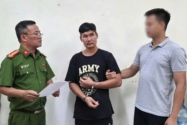 Bắt tạm giam người đàn ông cầm dao bầu truy đuổi công an ở Hà Nội
