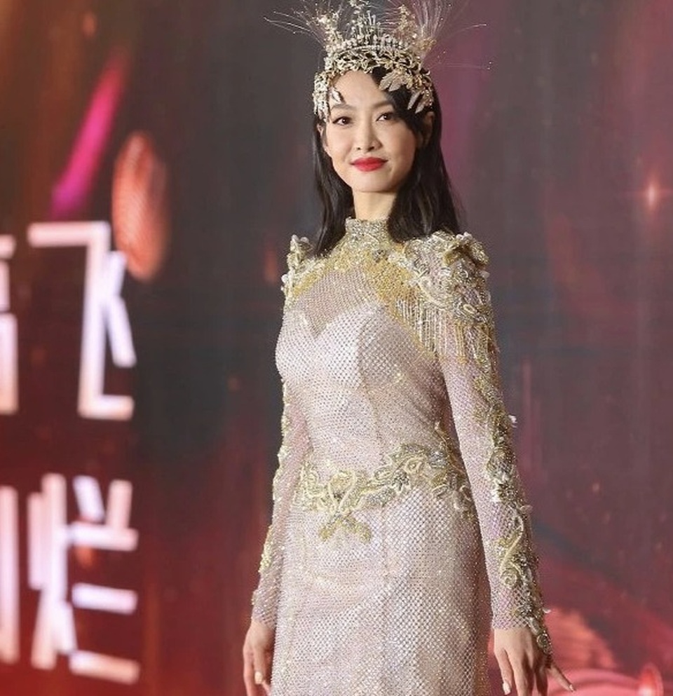 Tống Thiến bị cười chê vì bĩu môi lúc Triệu Lệ Dĩnh nhận giải - 6 Tống Thiến bị cười chê vì bĩu môi lúc Triệu Lệ Dĩnh nhận giải - 6