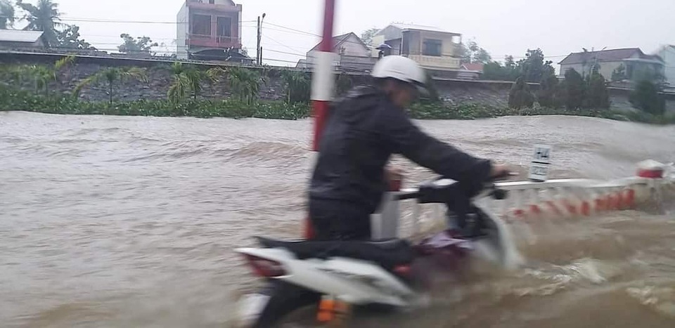 “Rốn” lũ Phong Điền nước dâng nhanh, ngập đến nửa nhà dân - 25 “Rốn” lũ Phong Điền nước dâng nhanh, ngập đến nửa nhà dân - 25