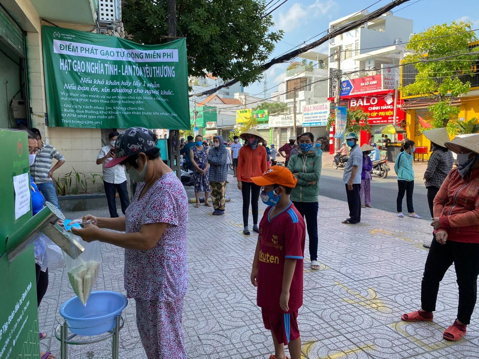 Ông bố phát gạo mùa dịch: Mong đón cả người đi ô tô đến nhận - 1 Ông bố phát gạo mùa dịch: Mong đón cả người đi ô tô đến nhận - 1