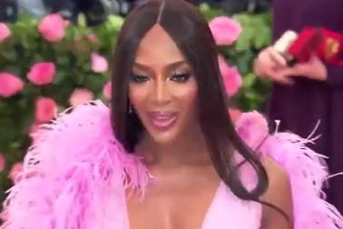 Naomi Campbell tỏa sáng tại MET gala