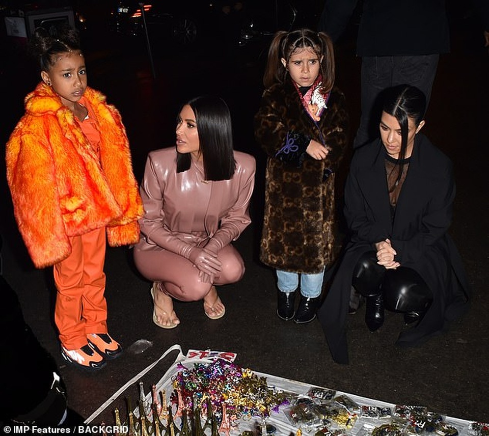 Kourtney Kardashian mặc áo hở bạo đi chơi ở Paris - 4 Kourtney Kardashian mặc áo hở bạo đi chơi ở Paris - 4