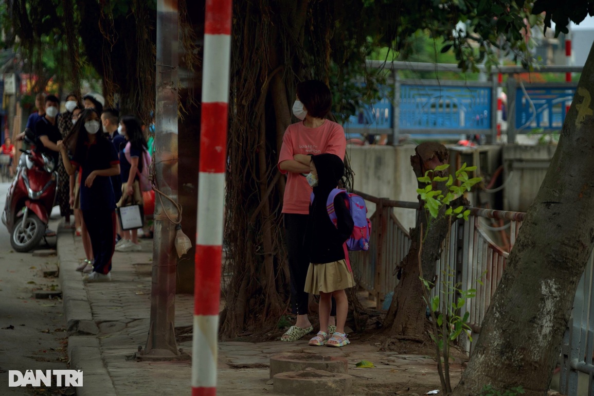 Người Hà Nội co ro trong cái lạnh giữa mùa hè - 4 Người Hà Nội co ro trong cái lạnh giữa mùa hè - 4