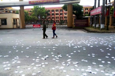 Công an triệu tập nam thanh niên lạ mặt rải phao thi trước cổng trường