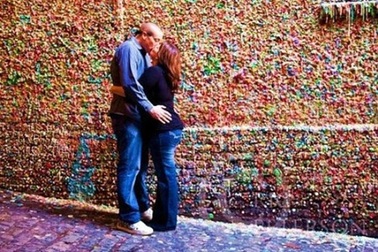 Bức tường "bẩn nhất" thế giới vẫn hút khách nườm nượp