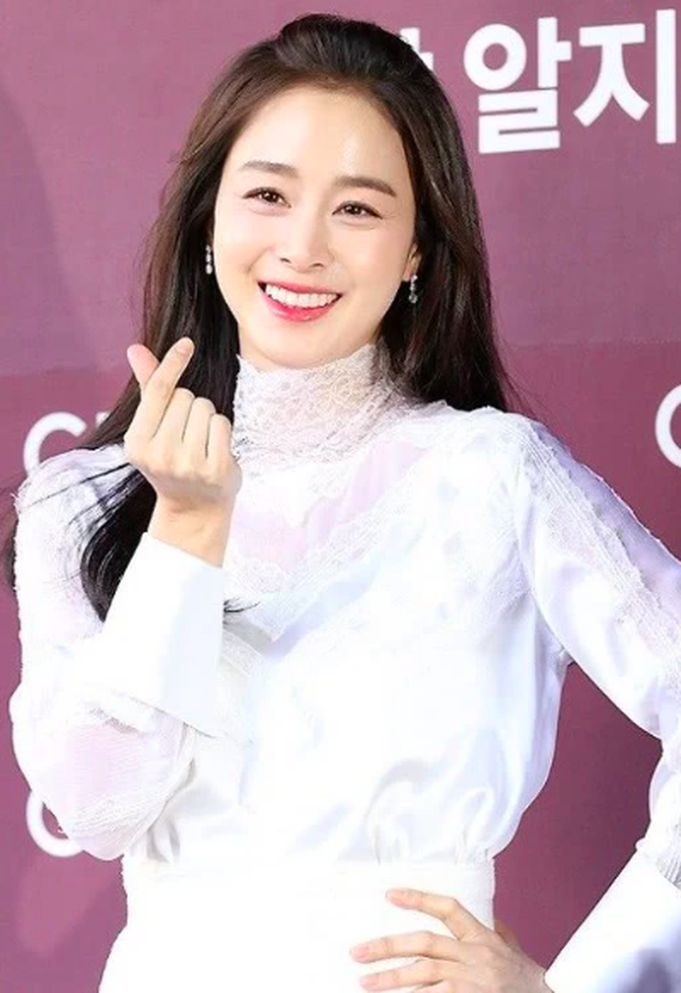 Lộ nếp nhăn đuôi mắt, Kim Tae Hee vẫn được khen xinh đẹp “không góc chết” - 6 Lộ nếp nhăn đuôi mắt, Kim Tae Hee vẫn được khen xinh đẹp “không góc chết” - 6