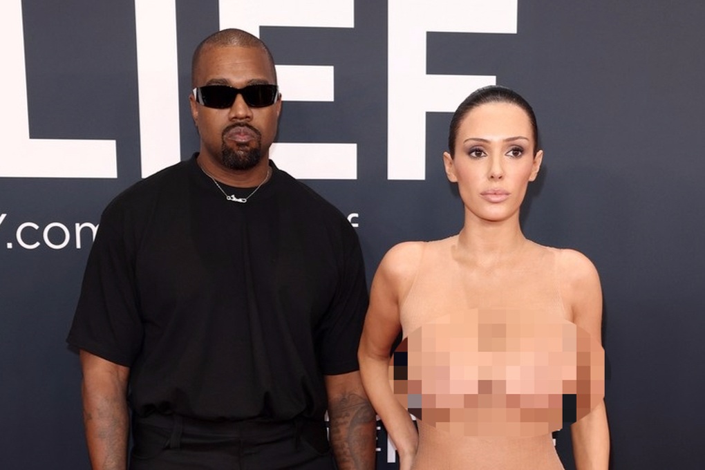 Kanye West's wife shocked everyone when she appeared almost naked on the 2025 Grammy red carpet - 2