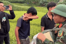 Người đàn ông mất cả gia đình bật khóc chia tay bộ đội ở Làng Nủ