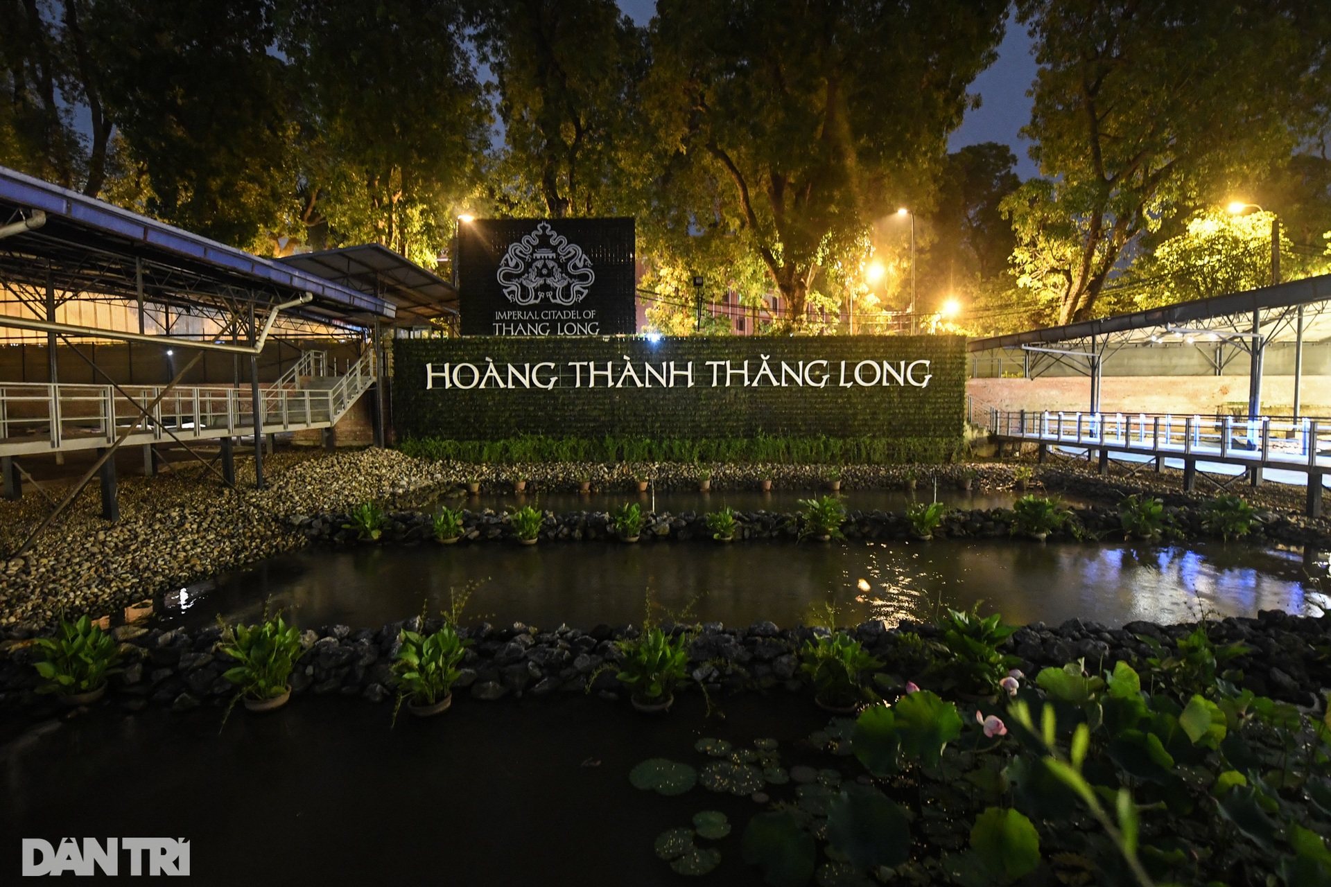 Chong đèn khám phá cấm cung nghìn năm tuổi ngay giữa Hà Nội lúc nửa đêm - 16 Chong đèn khám phá cấm cung nghìn năm tuổi ngay giữa Hà Nội lúc nửa đêm - 16