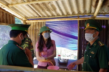 Thăm, tặng quà chiến sĩ biên phòng chốt chặn biên giới Việt - Lào